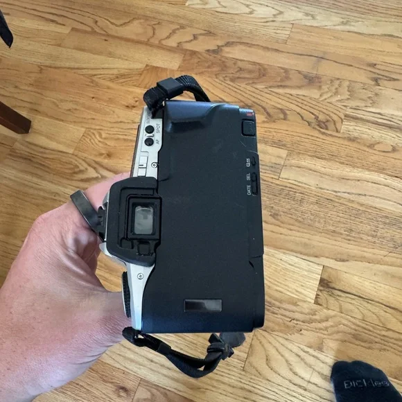 Minolta - Vintage Maxxum 5 Silver and Black SLR Camera with extra lenses - Picture 7 of 8